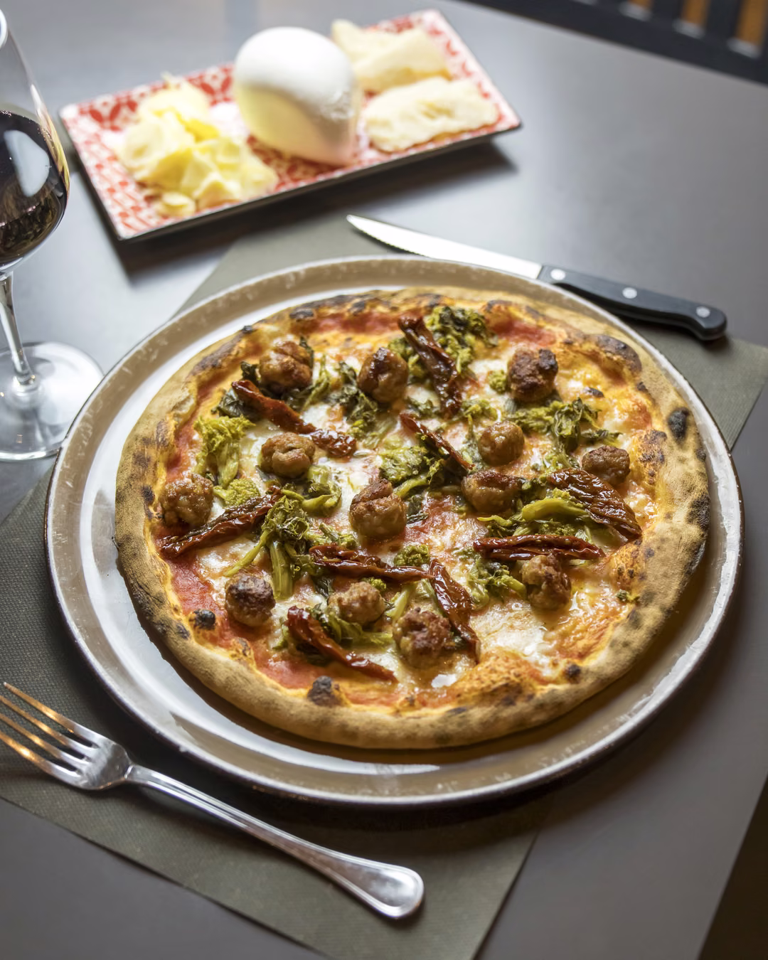 Pizza San Ciriaco con salsiccia e friarielli